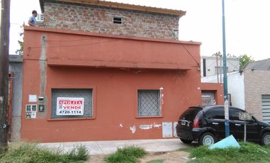 Propiedad multifamiliar ph planta baja frente 3 amb chico, planta alta premoldiada 3 amb con patio terraza y planta baja patio de 10x7, a 150 mts de A