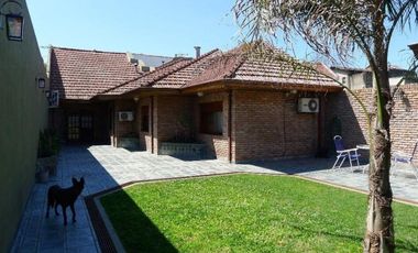 HERMOSO CHALET CON DETALLES DE GRAN CATEGORIA  GUEMES 1000  -TEMPERLEY ESTE-   APTO CREDITO