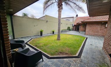 HERMOSO CHALET CON DETALLES DE GRAN CATEGORIA  GUEMES 1000  -TEMPERLEY ESTE-   APTO CREDITO