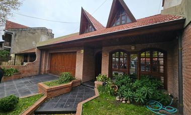 HERMOSO CHALET CON DETALLES DE GRAN CATEGORIA  GUEMES 1000  -TEMPERLEY ESTE-   APTO CREDITO
