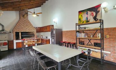 HERMOSO CHALET CON DETALLES DE GRAN CATEGORIA  GUEMES 1000  -TEMPERLEY ESTE-   APTO CREDITO