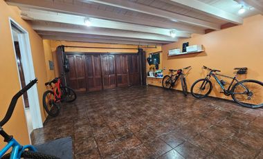 HERMOSO CHALET CON DETALLES DE GRAN CATEGORIA  GUEMES 1000  -TEMPERLEY ESTE-   APTO CREDITO