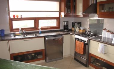 CHALET DE CATEGORIA EN BARRIO CERRADO LOMAS DEL REY. MAYU SUMAJ