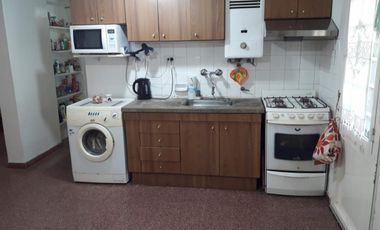 GVPROP Vende Casa  de 2 dormitorios. NO APTA CREDITO.  Galeria. Cochera doble.