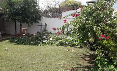 GVPROP Vende Casa  de 2 dormitorios. NO APTA CREDITO.  Galeria. Cochera doble.