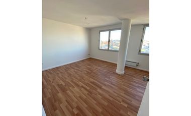 Piso 4 ambientes. Doble balcón. Zona Puerto.