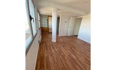 Piso 4 ambientes. Doble balcón. Zona Puerto.