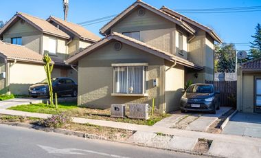 Cómoda casa dos niveles en condominio seguro, en excelente barrio San Joaquin.