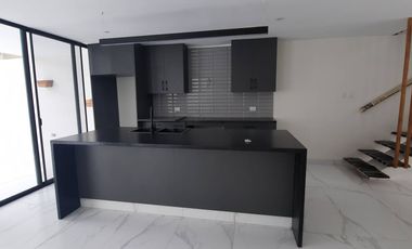 SE VENDE CASA DUPLEX EN URB. LA PUNTILLA