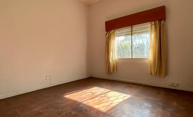 Casa de 3 AMBIENTES ubicada a 50 metros de la Avenida Monteverde.