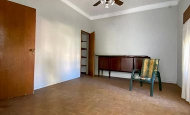 Casa de 3 AMBIENTES ubicada a 50 metros de la Avenida Monteverde.