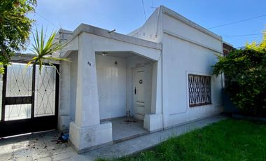 Casa de 3 AMBIENTES ubicada a 50 metros de la Avenida Monteverde.
