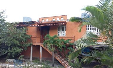 CASA CON LOCAL COMERCIAL EN VENTA