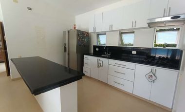 casa en venta en ricaurte. Cod V51815
