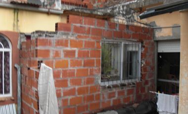 V.Ballester Falucho y Lacroze. Ph fdo 2 ambientes, dormitorio, coc-com, baño, patio, posible 2 dormitorio,