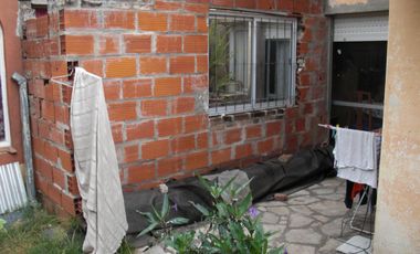 V.Ballester Falucho y Lacroze. Ph fdo 2 ambientes, dormitorio, coc-com, baño, patio, posible 2 dormitorio,