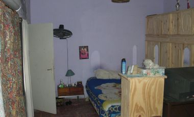 V.Ballester Falucho y Lacroze. Ph fdo 2 ambientes, dormitorio, coc-com, baño, patio, posible 2 dormitorio,
