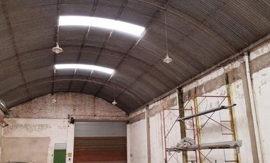 Galpón de 330m2 sobre lote de 433m2 en 11 de septiembre y Paula Albarracin