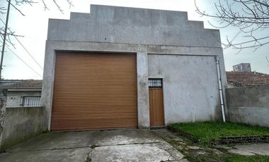 Galpón de 330m2 sobre lote de 433m2 en 11 de septiembre y Paula Albarracin