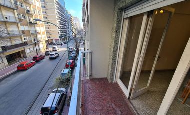 Venta - Departamento dos ambientes con balcón a la calle - Brown 1469