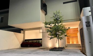 Casa nueva en venta con acabados de lujo en privada con Alberca en Juriquilla