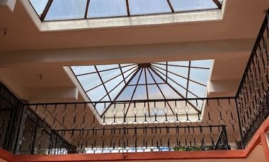 PLAZA COMERCIAL CON 16 LOCALES CON BAÑO CADA UNO