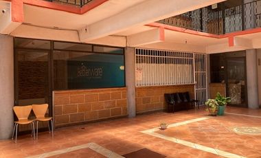 PLAZA COMERCIAL CON 16 LOCALES CON BAÑO CADA UNO