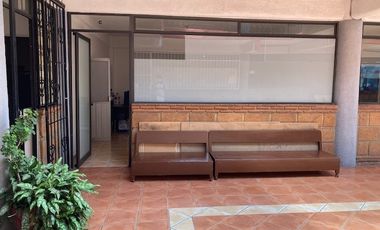 PLAZA COMERCIAL CON 16 LOCALES CON BAÑO CADA UNO