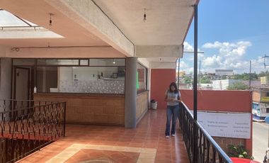 PLAZA COMERCIAL CON 16 LOCALES CON BAÑO CADA UNO