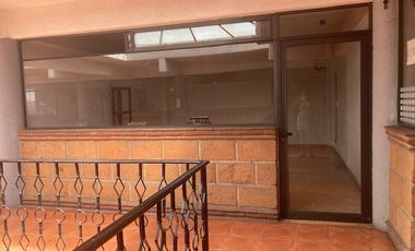 PLAZA COMERCIAL CON 16 LOCALES CON BAÑO CADA UNO