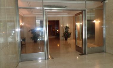 Excepcional depto de 4 amb con dep. en edificio de gran calidad, de corte señorial