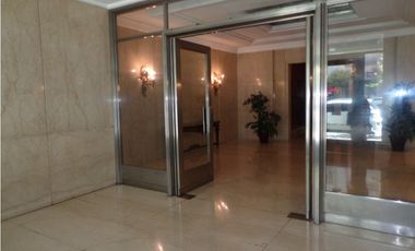 Excepcional depto de 4 amb con dep. en edificio de gran calidad, de corte señorial