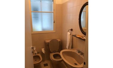 Excepcional depto de 4 amb con dep. en edificio de gran calidad, de corte señorial