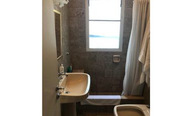 Excepcional depto de 4 amb con dep. en edificio de gran calidad, de corte señorial