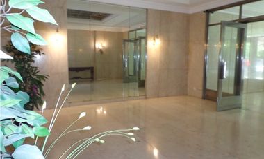 Excepcional depto de 4 amb con dep. en edificio de gran calidad, de corte señorial