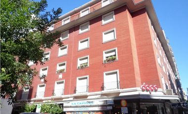 Excepcional depto de 4 amb con dep. en edificio de gran calidad, de corte señorial