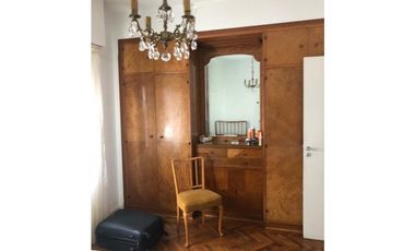 Excepcional depto de 4 amb con dep. en edificio de gran calidad, de corte señorial