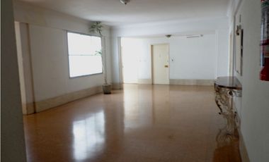 Excepcional depto de 4 amb con dep. en edificio de gran calidad, de corte señorial