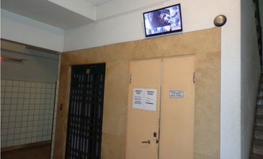 Excepcional depto de 4 amb con dep. en edificio de gran calidad, de corte señorial