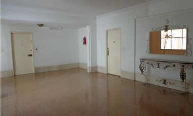 Excepcional depto de 4 amb con dep. en edificio de gran calidad, de corte señorial