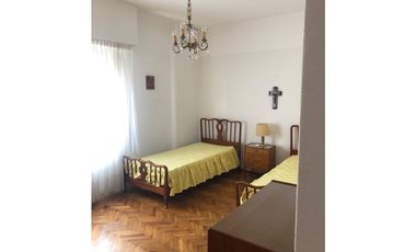 Excepcional depto de 4 amb con dep. en edificio de gran calidad, de corte señorial