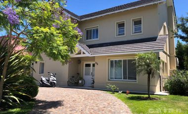 Hermosa Casa en Santa Catalina, Villanueva