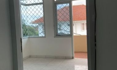 Rumah sewa 2 lantai dalam komplek bukit cinere indah depok