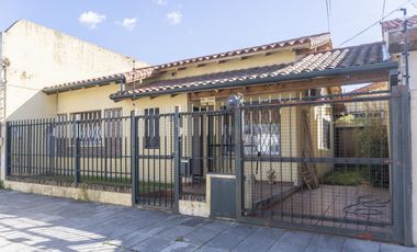 Casa de 3 ambientes con cochera y dependencia de servicio en venta en Martinez