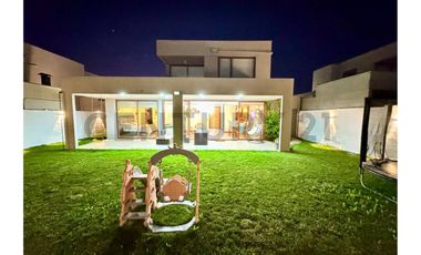 SE VENDE IMPECABLE CASA EN CONDOMINIO EN CHICUREO