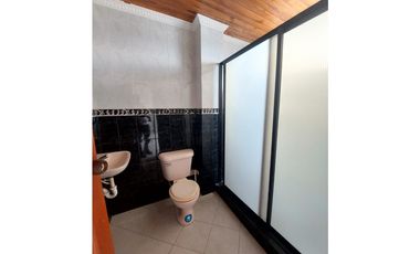VENTA DE CASA DE DOS PISOS EN LA CASTELLANA DE MONTERA