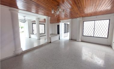 VENTA DE CASA DE DOS PISOS EN LA CASTELLANA DE MONTERA