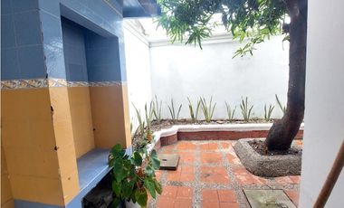 VENTA DE CASA DE DOS PISOS EN LA CASTELLANA DE MONTERA