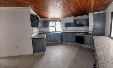 VENTA DE CASA DE DOS PISOS EN LA CASTELLANA DE MONTERA