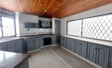 VENTA DE CASA DE DOS PISOS EN LA CASTELLANA DE MONTERA